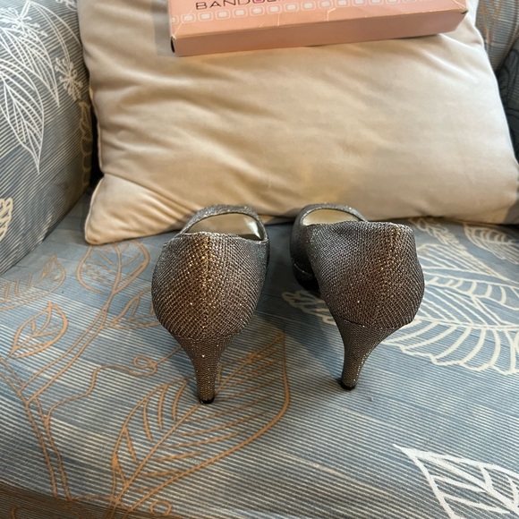 Bandolino peep toe silver shoes - Picture 8 of 9